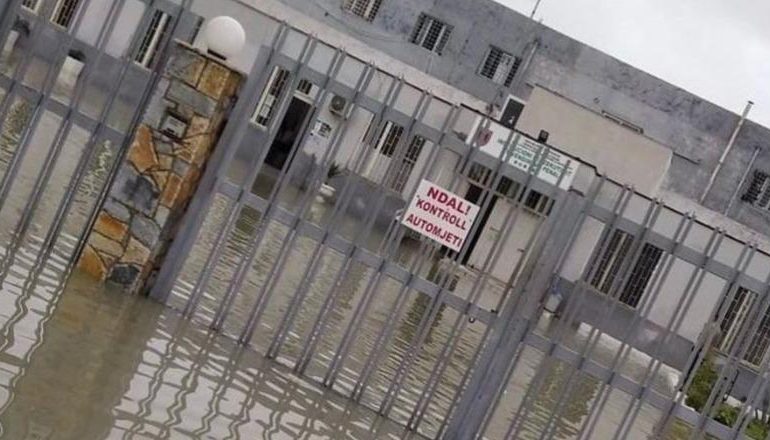 PËRMBYTJET NË ZONËN E ISH-KËNETËS NË DURRËS/ 40 të paraburgosur zhvendosen në burgun e Fushë-Krujës