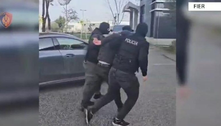 NË KËRKIM SI PJESË E NJË GRUPI KRIMINAL/ Në pranga i riu në Fier! Pritet ekstradimi drejt Italisë (EMRI)