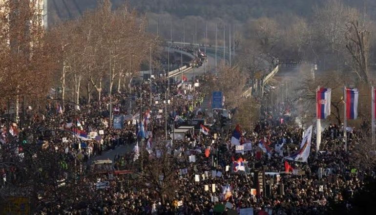 SERBI/ Mijëra studentë bllokuan 3 urat në Novi Sad, sot pritet të vendosin nëse protestat do të vijojnë më tej