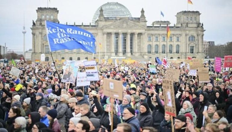 PROTESTA MASIVE NË GJERMANI/ 250 mijë qytetarë protestojnë kundër bashkëpunimit të CDU/CSU me të djathtën ekstreme