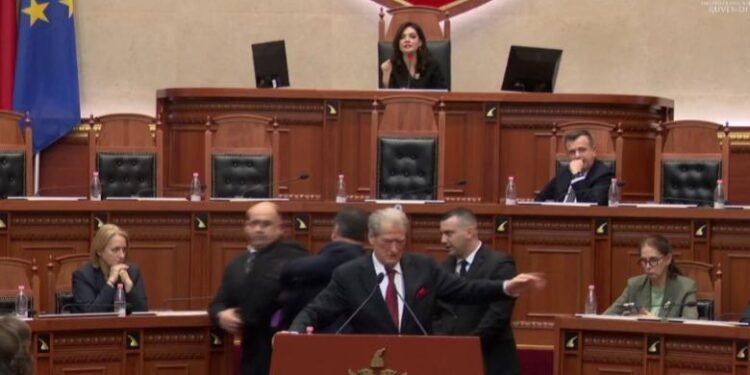 VIJOJNË TENSIONET NË KUVEND/ Berisha dhe Noka bllokojnë foltoren