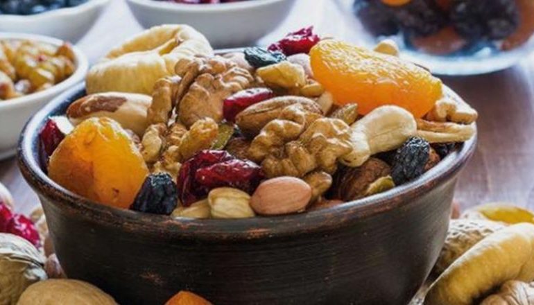 MOS HANI MË SHUMË SEÇ DUHET/ Ja sasia e frutave të thata që duhet të konsumoni gjatë një dite