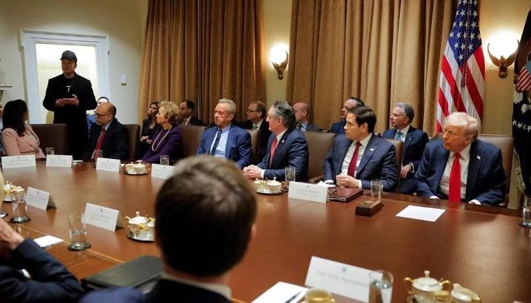 TRUMP MBLEDH KABINETIN PRESIDENCIAL/ Njofton tarifa doganore 25% për BE dhe mburr Musk para sekretarëve: Kush s’e pëlqen, të largohet tani…