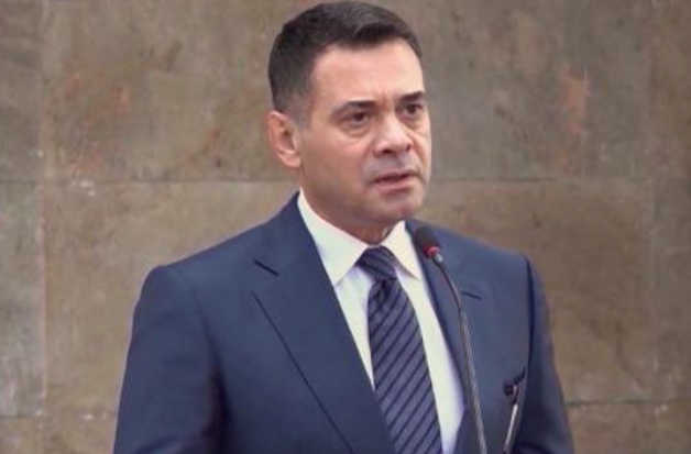ZGJEDHJET E 11 MAJIT/ Arben Ahmetaj regjistrohet për të votuar nga arratia