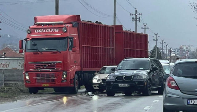 FOTOLAJM/ Aksident në Korçë, përplasen tre automjete