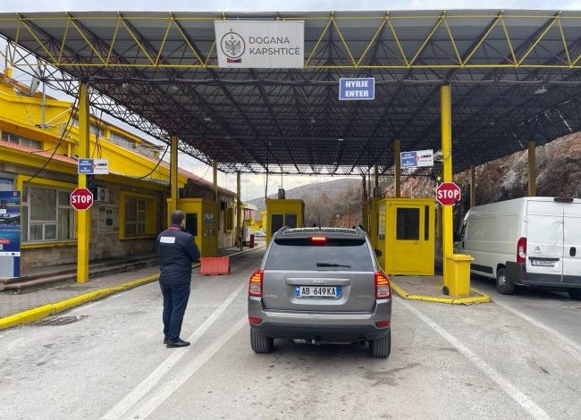GREVAT NË DOGANAT GREKE/ Pezullohet lëvizja e automjeteve në disa pika kufitare, do të lejohet kalimi vetëm për…