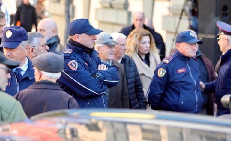 EMRAT/ Protesta te Bashkia e Tiranës, procedohen në gjendje të lirë zyrtarët e opozitës
