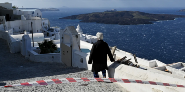 LËKUNDJET E TOKËS NË SANTORINI/ Shkencëtarët tremben për më të keqen: Tërmet 6 ballë që rrafshon ndërtimet, vullkan dhe tsunam