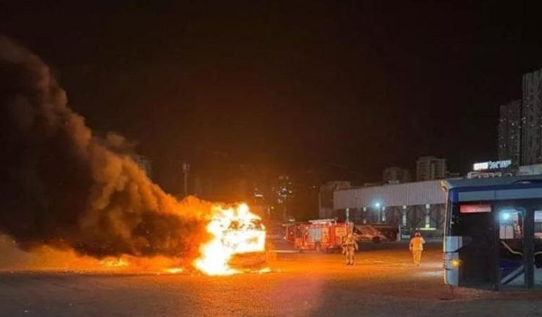 TRE SHPËRTHIME BOMBASH NË AUTOBUSËT NË TEL AVIV/ Policia: Sulm terrorist, kontrolle për të tjera