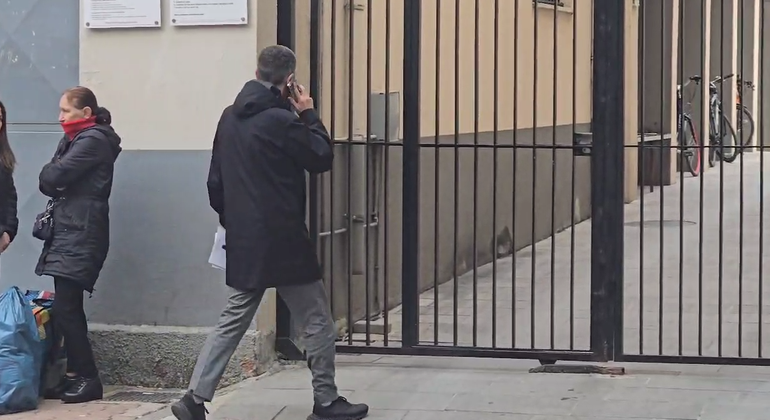 FOTOLAJM/ Me libër në dorë, Drejtori juridik i bashkisë Tiranë, Alban Dokushi viziton Veliajn në qeli