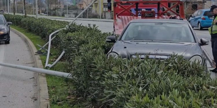 VIDEOLAJM/ Benzi me shpejtësi të lartë godet shtyllën dhe përfundon në kahun e kundërt në Vlorë