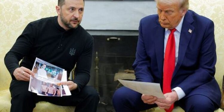 TAKIMI NË ZYRËN OVALE/ Zelensky i tregon Trump-it fotografi të të burgosurve të luftës
