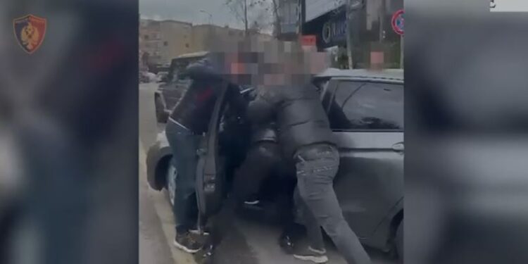 E PËSON KEQ/ Theu masën e “Arrestit në shtëpi” dhe shiste armë, arrestohet i riu në Tiranë! Kundërshtoi policinë me dhunë dhe…