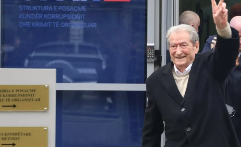 “O SALI, O HERO”/ Mbështetësit e PD presin Berishën me brohorima para SPAK