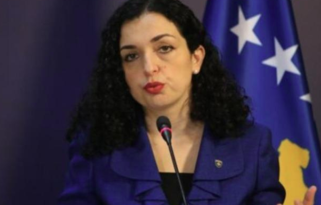 E FTUAR NGA MACRON/ Presidentja e Kosovës Vjosa Osmani udhëton drejt Parisit