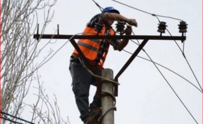 ELEKTRIÇISTI RRËZOHET NGA SHTYLLA/ Arrestohet përgjegjësi i ekipit të OSHEE-Shupenzë