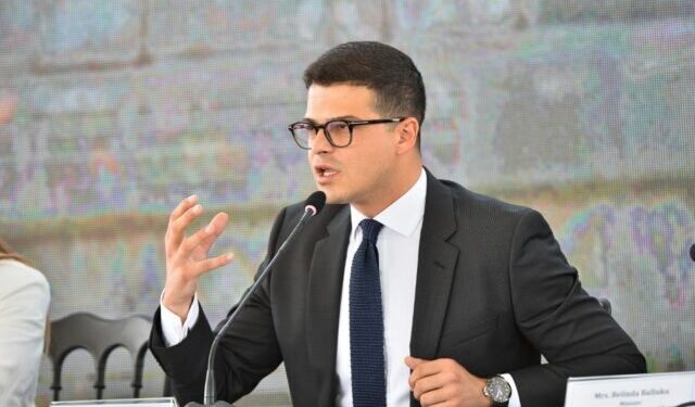 ITALIA I DHURON SHQIPËRISË DY ANIJE/ Vengu: Do pasohet nga veprime të tjera, mbrojmë kufirin detar