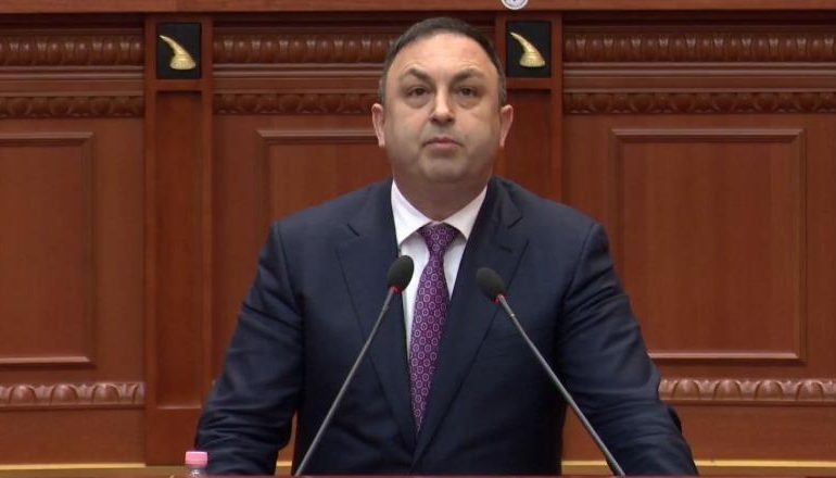 KUVEND/ Ministri Hoxha në interpelancë, i përgjigjet Dogjanit: Po përdorni politikisht një dramë familjare, vrasjet në vend në minimum historik