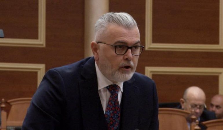 TENSIONE NË KUVEND/ Gogu – opozitës: Ju keni hallin e Primareve, ndaj prishni seancën! Jeni familja e dhunës që digjni gjithçka…