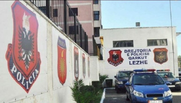 NDODH NË LEZHË/ Xhelozia arrin kulmin, 30-vjeçari i vë përgjues të fejuarës në banesë, Policia e merr nën akuzë pas denoncimit