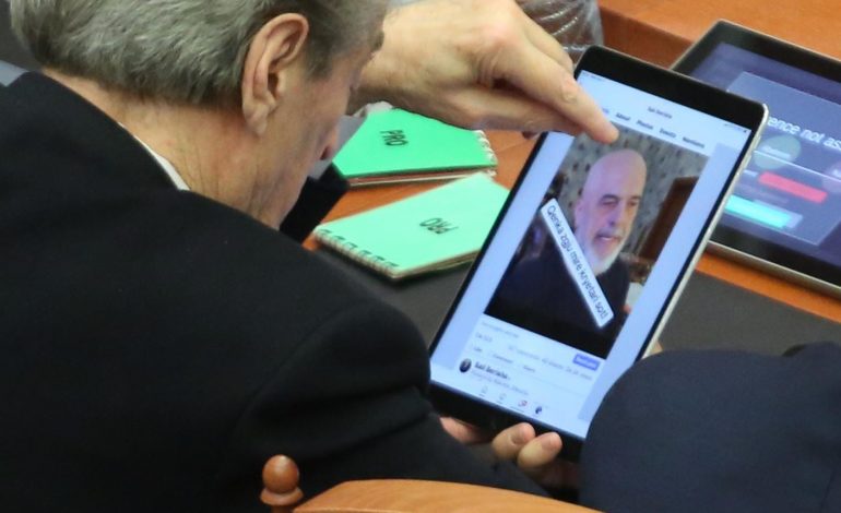 PAMJET/ Berisha editon foton e Ramës në Facebook, Kryemadhi e “humbur” në telefon, Frrok Gjini “kalon” te demokratët