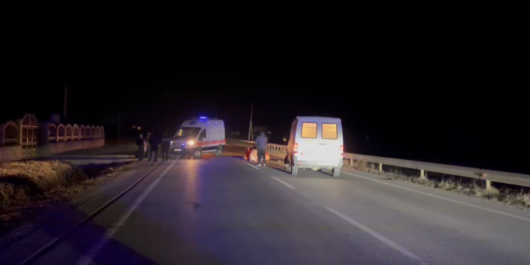 AKSIDENT I RËNDË NË MALIQ/ Përplas për vdekje një këmbësor, shoqërohet drejtuesi i mjetit