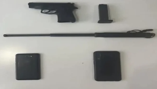 AKSION NË SHTËPINË E NJË SHQIPTARI NË GREQI/ Kapet me drogë dhe armë 24-vjeçari