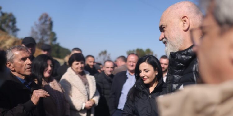 “MERITON NJË LAPIDAR SI CLINTON NË KOSOVË”/ Rama batuta me banorët e Komanit: Është ndërtim pa leje…