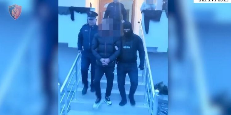 OPERACIONI NË KAVAJË/ Policia jep detaje: 13 të arrestuar! Sekuestrohen doza kokaine, kanabisi dhe silenciatorë