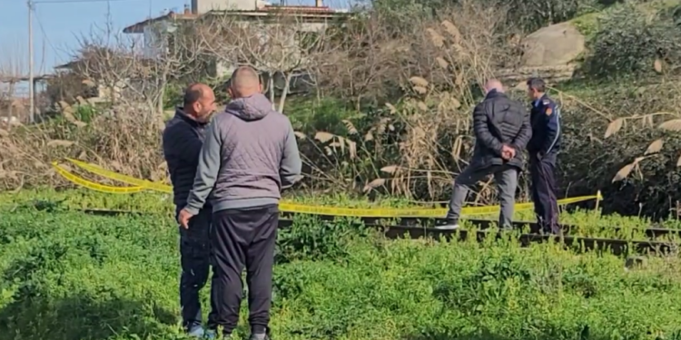 I HUMBUR PREJ 10 DITËSH/ Grupi i pajetë i të moshuarit gjendet në një kanal në Lushnjë