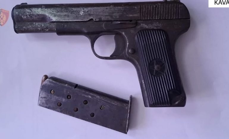 NDODH NË KAVAJË/ Mbante me vete një pistoletë, policia shoqëron 12-vjeçarin