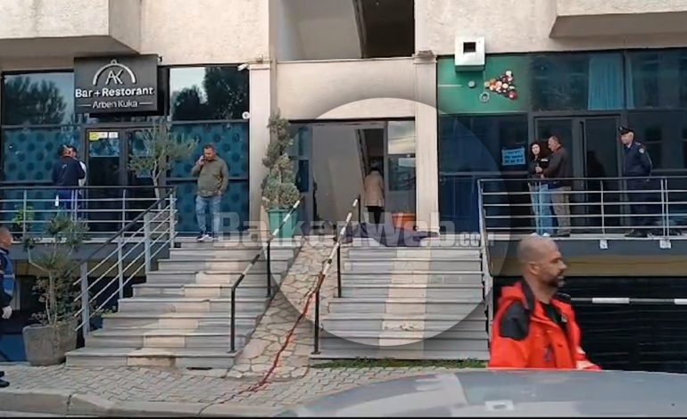 TRAGJIKE NË LUSHNJË/ 20-vjeçarja hidhet nga një pallat, ndërron jetë në vend