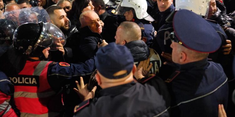 PROTESTA E BERISHËS DHE METËS/ Mbi 1000 efektivë në terren. Nën vëzhgim personat me precedentë