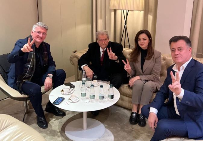 FOTOLAJM/ Berisha niset drejt Romës për takimin e parë me diasporën, ja cilët deputetë të PD e shoqërojnë