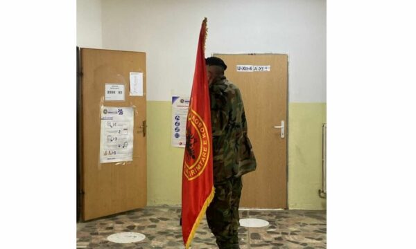 FOTOLAJM/ Veterani i luftës shkon të votojë i veshur me uniformën e UÇK-së