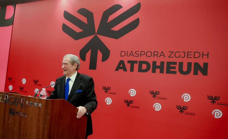 TAKIMI ME SHQIPTARËT NË ROMË/ Berisha kujton bisedat me Berlusconin: Këtu në Romë kemi aleatin më të vjetër të kombit tonë, Vatikanin