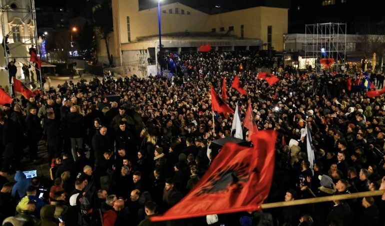 VETËVENDOSJA FESTON FITOREN/ Opozita e kënaqur me rritjen në rezultat, gjithçka që ndodhi mbrëmë në Kosovë