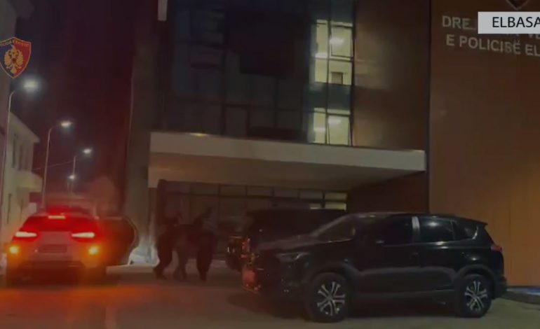 E RËNDË NË ELBASAN/ Dhunoi bashkëshorten dhe tentoi të godiste me sëpatë djalin e mitur, arrestohet 49-vjeçari