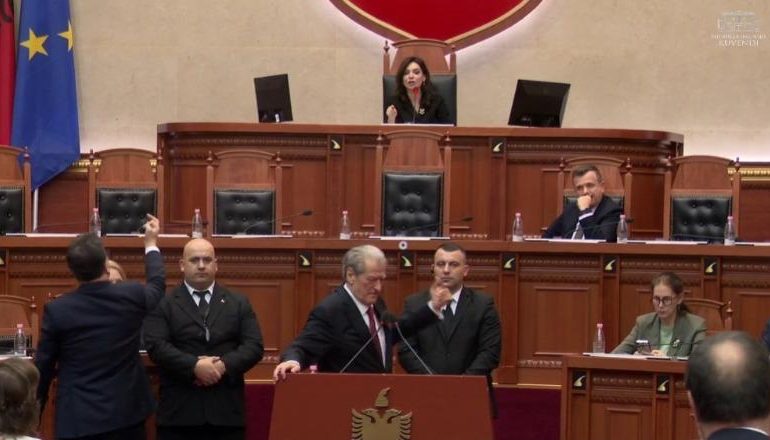 DEBAT NË KUVEND/ Spiropali i ndërpret fjalën Berishës: Soros nuk është për procedurë! Petro Koçi: Më 4 shkurt m’u kujtua 21 janari…