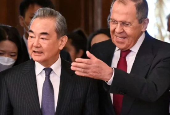 LUFTA NË UKRAINË/ Ministri i jashtëm rus Lavrov, takohet me homologun kinez Wang Yi në Afrikën e Jugut