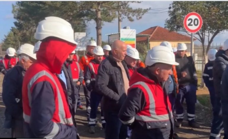 PROTESTË NË BURREL/ Metalurgët kundër kompanisë turke: Na përgjysmuan pagat, po shkelet kontrata