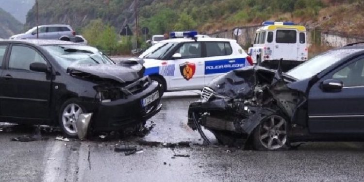E RËNDË/ Aksident me dy të vdekur në Gjirokastër! Kamioni i ushtrisë përplaset me furgonin