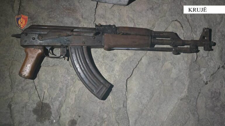 PARANDALOHET NGJARJA E RËNDË NË KRUJË/ Kanosën me armë zjarri babanë e xhaxhanë që të tërhiqte kallëzimin për ta! Arrestohet 19-vjeçari