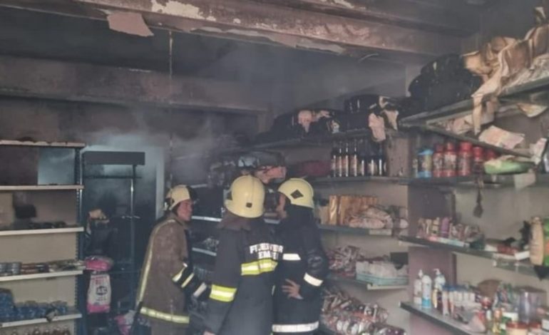 ZJARR NË LIBRAZHD/ Shkrumbohet banesa dhe market