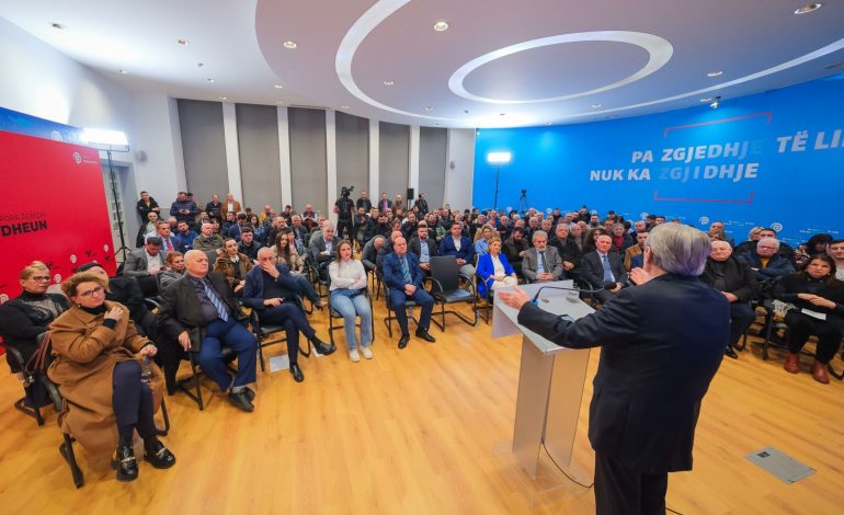 RAMA TAKIM ME PUNONJËSIT E BASHKISË/ Berisha: Miting për të mbrojtur vjedhjet