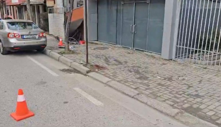 AKSIDENT NË POGRADEC/ Makina përplas një person me biçikletë, i lënduari transportohet në spital