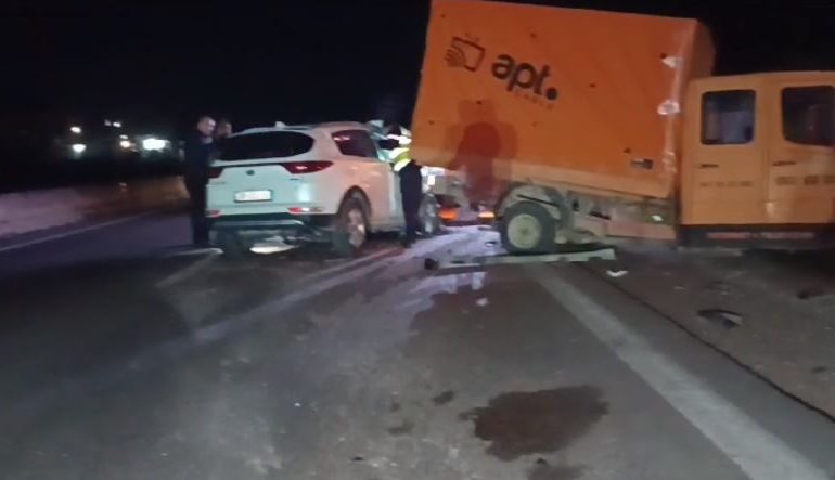 PAMJET/ Aksident i rëndë në autostradën Rrogozhinë-Lushnjë, fuoristrada përplaset me kamionçinën, 3 të plagosur