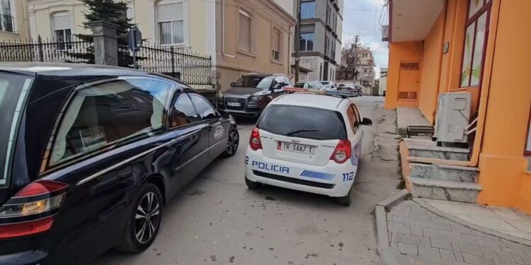 E RËNDË NË KORÇË/ Gjendet i pajetë në banesë një gjerman, ja dyshimet e para