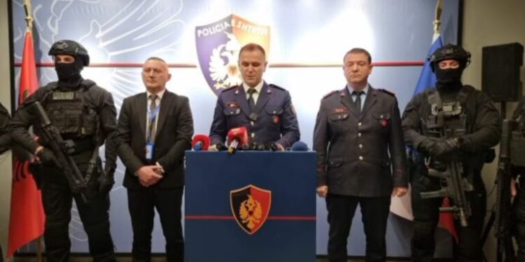 780 BIMË KANABIS/ Detaje nga operacioni antidrogë në Vlorë, policia: U zbuluan 2 “shtëpi bari”. Një në pranga