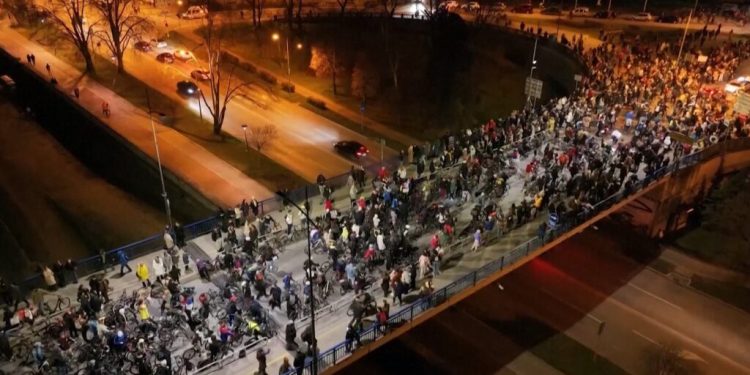 PARALIZOHET SERBIA/ Protestuesit përfundojnë marshimin 2-ditor drejt Novi Sadit